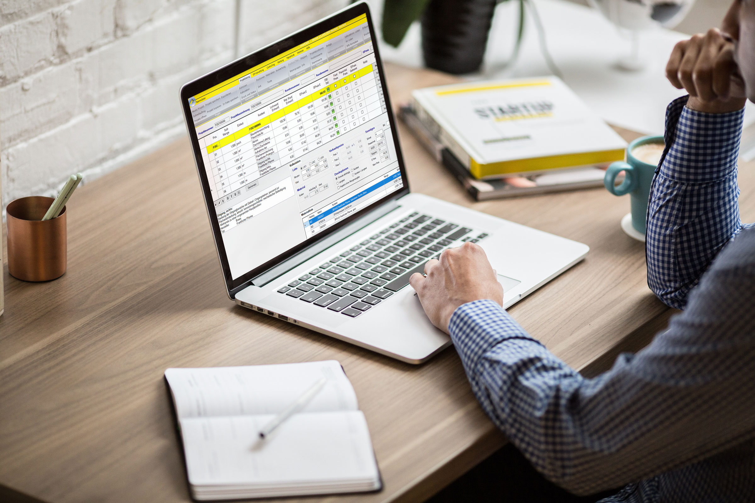 Dachdecker mit Laptop und Dachdecker Software