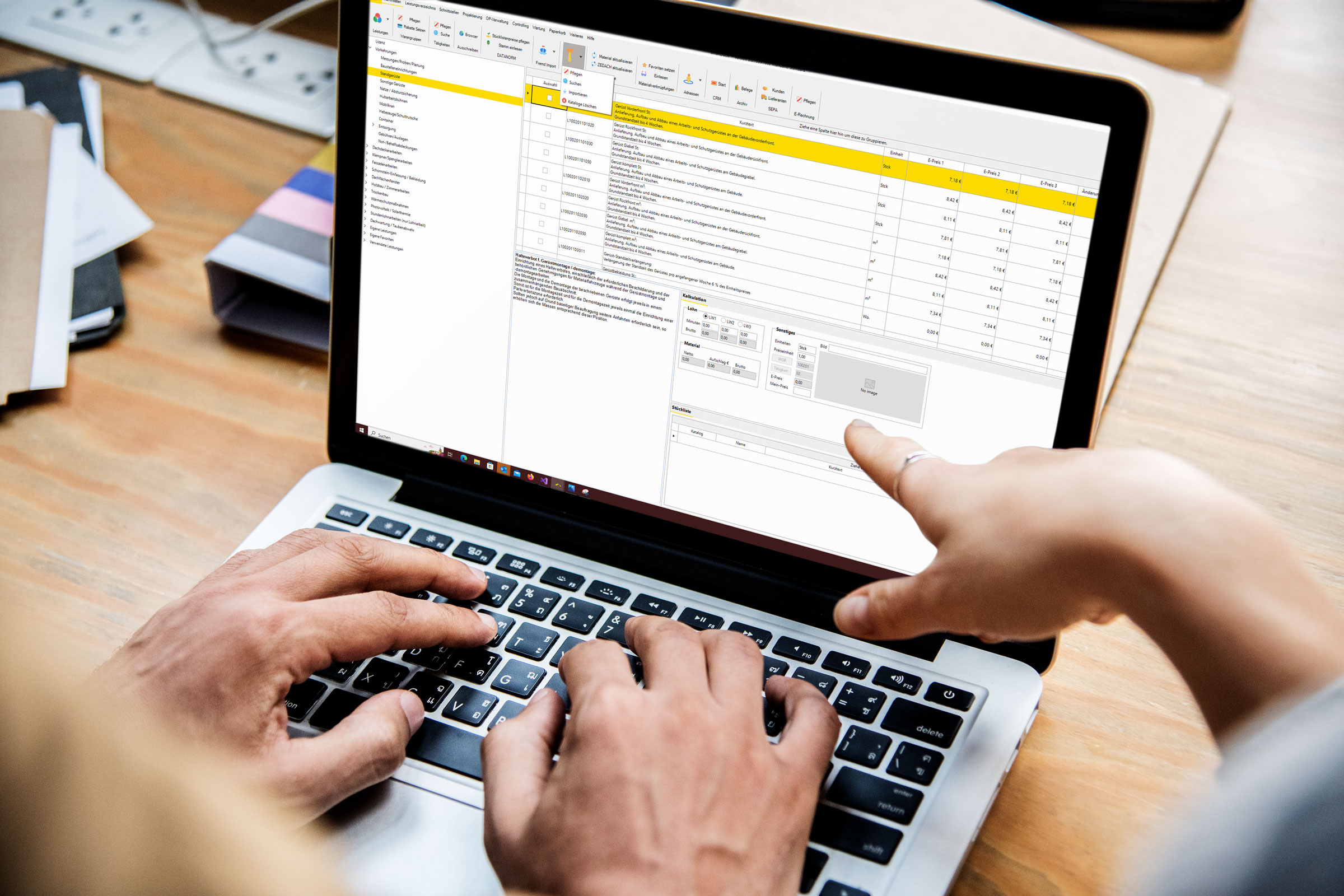 Zu sehen ist ein Laptop mit der Handwerker Software smart Dach. Zwei Hände benutzen die Tastatur und eine weitere Hand zeigt mit dem ausgestreckten Zeigefinder auf die Materialstückliste in smart Dach.