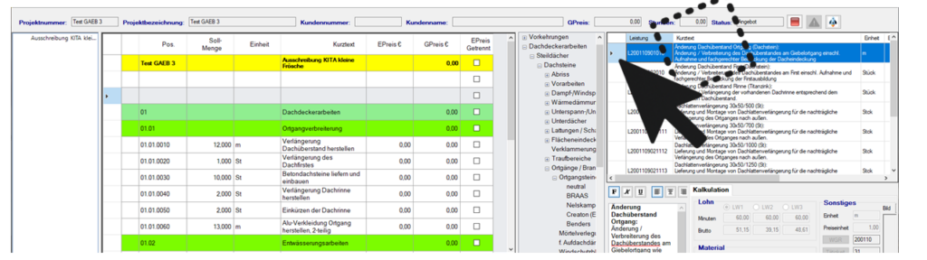 Zu sehen ist ein Ausschnitt aus der handwerkersoftware smart Dach. Links ist eine GAEB Datei geöffnet, rechts der Leistungskatalog Leistungen Dach. Und als Symbolbild ein großer Mauszeiger mit Drag&Drop Funktion