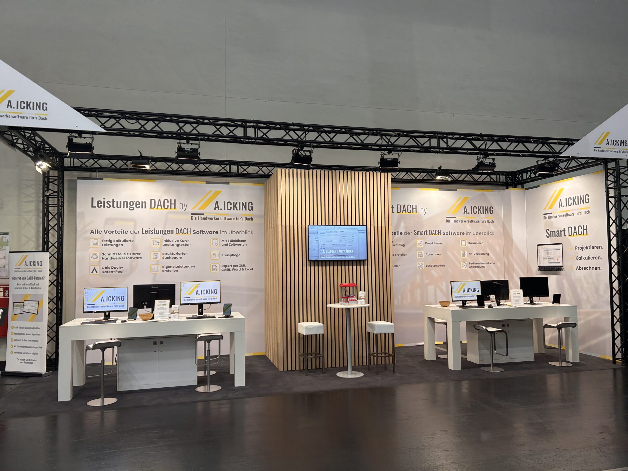 Sechs Arbeitsplätze auf einem offenen Messestand laden ein zum erleben der smartDach Software. Die Messewände erklären die Softwarelösungen Leistungen Dach und smartDach