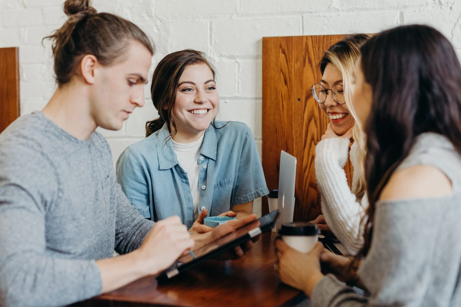 Kommunikation im Handwerk Team bespricht die Kommunikation mit Kunden im Handwerksbetrieb