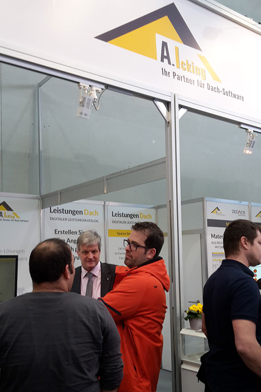 Beratungsgespräch am Messestand von A. Icking auf der Dach + Holz 2018
