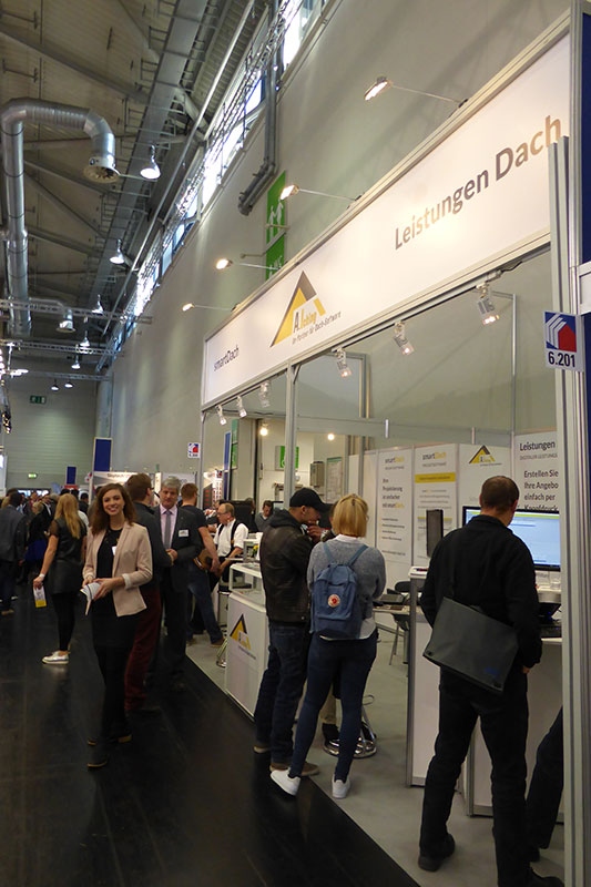 Blick in den Messegang mit dem Stand von A. Icking auf der Dach + Holz 2018