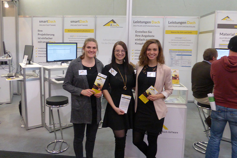 dach-holz-2018-72 Mitarbeiterinnen von A. Icking am Messestand der Dach + Holz 2018